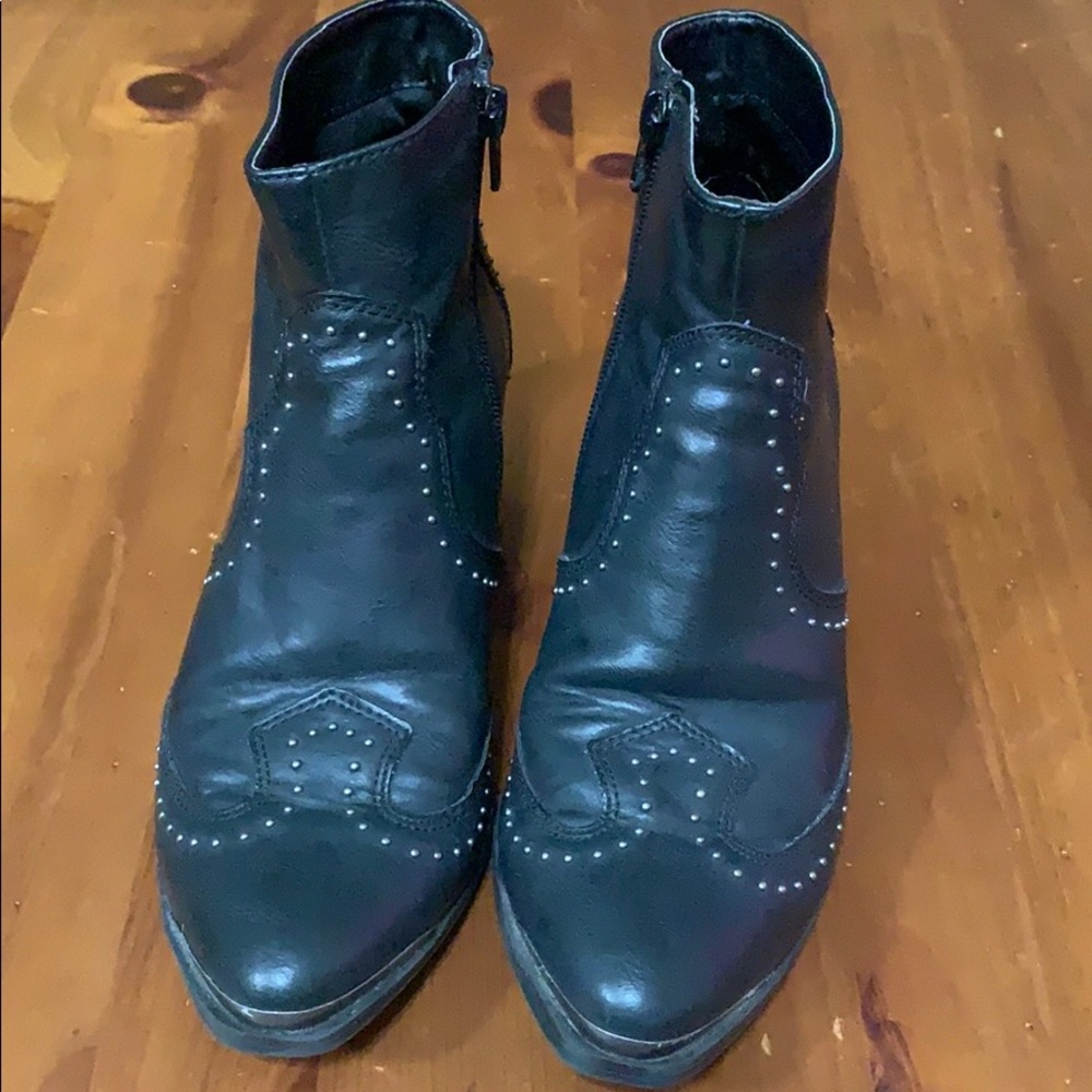 Ankle boots by Universal Threads in Black